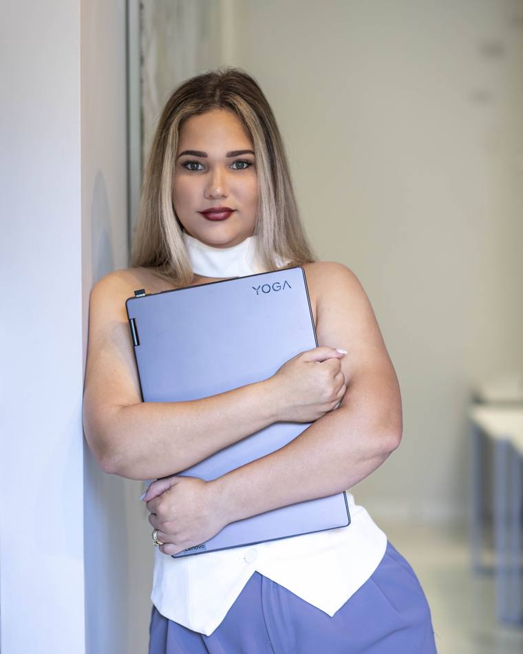 Retrato de marca personal con laptop para perfil profesional y redes sociales